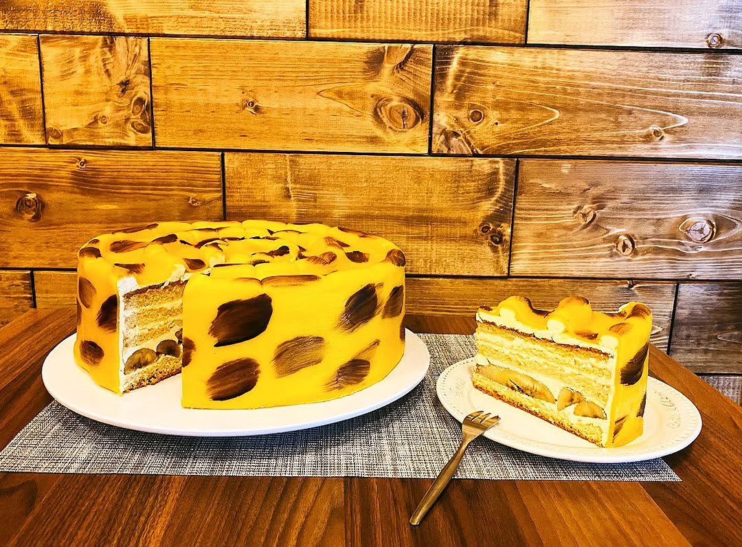 Eierlikör-Mosaiktorte mit dunklen Schokoladenstücken auf weißem Teller, hausgemacht im Café Planken.